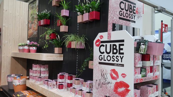 Des bisous et du rouge à lèvres voyant pour des poteries en forme de cubes « glossy », pour attirer la clientèle féminine, ou masculine ?…. ©Odile Maillard