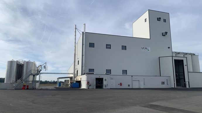 L’unité de production comprend une zone de stockage des graines (à dr.), une tour de réception, d’élévation et de préparation des graines (au centre), un atelier de trituration (à g.) et une zone stockage de l’huile (à l’extrême gauche). © R. FOURREAUX