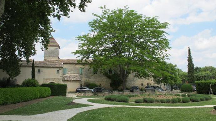 03.Le thème du 24è concours MOF imposait un « Respect du patrimoine régional ». Son jardin est intégré dans le parc du Grand Mas, devant l'entrée de la Maison Familiale rurale Le Grand Mas, Route de Nîmes à Uzès (30 - Gard), ancien domaine viticole, et peut-être ancien monastère. La réalisation est visible en site ouvert au public.