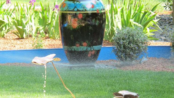 04.La poterie à Saint-Quentin-la poterie, tout près d'Uzès, est de tradition encore plus ancienne qu'à Anduze. Moins connu, cet artisanat a pourtant su évoluer. Exemple avec cette oeuvre unique réalisée pour l'occasion.