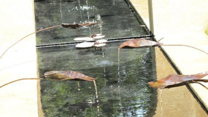 05.Le plan d'eau avec fontainerie évoque Uzès, riche en chemins d'eau et fontaines, depuis les Romains. Un jeu de miroir donne plus de profondeur à ce petit jardin. Les ferronneries - imitation de bambous pour la rambarde, et de feuilles pour les cascades d'eau – apportent un peu de modernité et d'originalité.