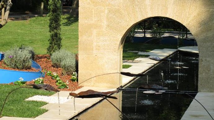 06. L'arcade et sa voûte en « plein cercle » est réalisée en « pierre blonde » de Pierre-de-Vers, un village proche dont le calcaire coquillé a servi pour réaliser le célèbre Pont-du-Gard romain.