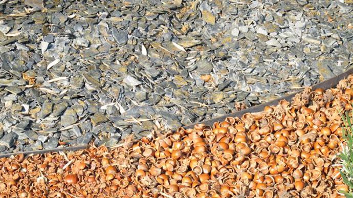 07. Le paillage de schistes rappelle les ardoisières des Cévennes, tandis que celui en coquilles de noisettes apporte une prise en compte du contexte environnemental (produit naturel recyclé, réduction des arrosages).