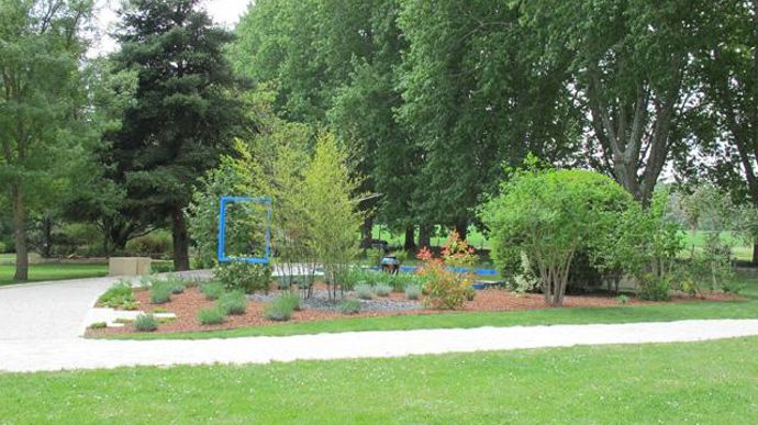 09. Le chemin d'accès parsemé de dalles évoque la voie romaine Via Domitia toute proche. Un chemin d'aromatiques est composé de plantes utilitaires (culinaires et médicinales) : fenouil, ciboulette, sauge, camomille romaine….