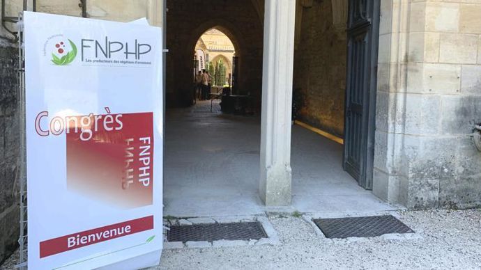2.Le ton du rendez-vous est donné dès l’entrée, avec une vue au fond sur le cloître. ©P.Fayolle