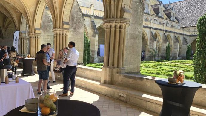 5.Le cloître était réservé aux pauses et échanges entre congressistes et avec les partenaires. ©P.Fayolle