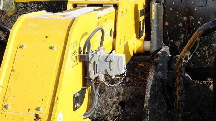 Le Dieci Agri Plus dispose de série, sur le bras de levage, d’un connecteur multibroche pour l’utilisation, par exemple, d’un godet désileur. (© U.D.)
