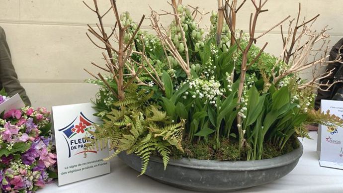 La coupe remise par les professionnels de Rungis à Brigitte et Emmanuel Macron porte ostensiblement le label Fleurs de France, par ailleurs largement mis en avant par le président dans son discours. ©P. Fayolle