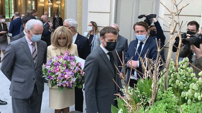 Le couple présidentiel a reçu ces fleurs avec un évident plaisir. ©P. Fayolle