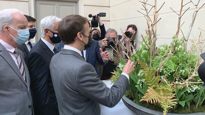 Les représentants de la filière horticole ont présenté au président l’ensemble des produits composant la coupe. ©P. Fayolle