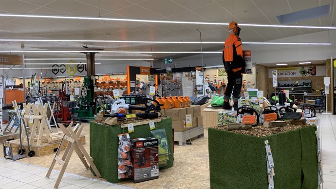 Aux Ponts-de-Cé, le magasin valorise la marque Stihl, les magasins intégrés, en fonction des localisations peuvent aussi distribuer Husqvarna et Echo.