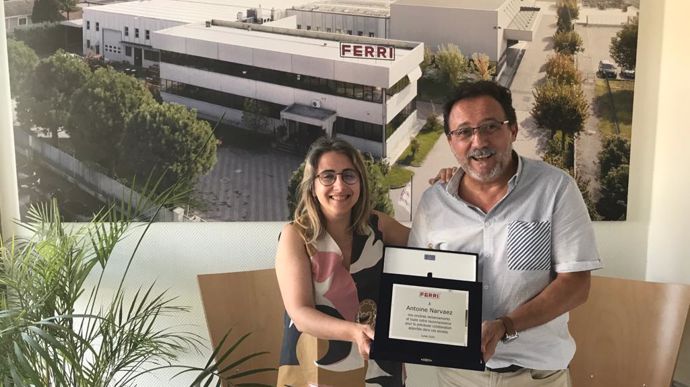 Antoine Narvaez reçoit la plaque de remerciements de Ferri des mains de Federica Ambrosi, responsable exportation du constructeur.