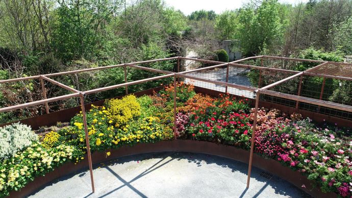 Une zone est aménagée en cercle chromatique, afin de proposer aux visiteurs une palette de nuances florales. ©Terra Botanica, par drone