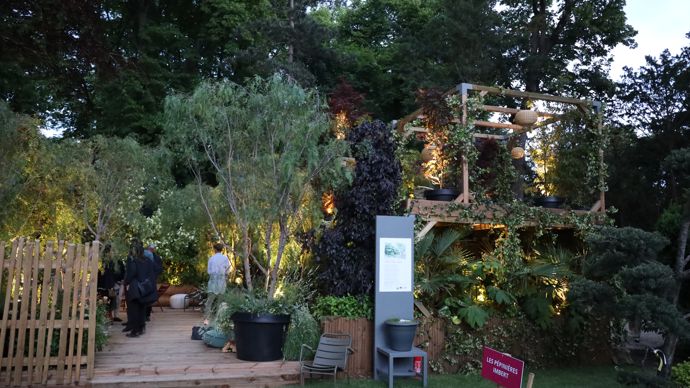 Une belle ambiance à la tombée de la nuit. Ici, « Notre maison jardin », la création de Pierre-Alexandre Risser et Solenn Moquet (entreprise Horticulture & Jardins).