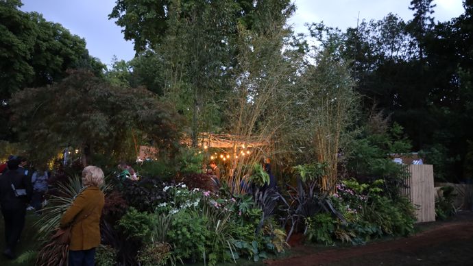 Une belle ambiance à la tombée de la nuit. Ici, le stand de l'entreprise Synfolia.