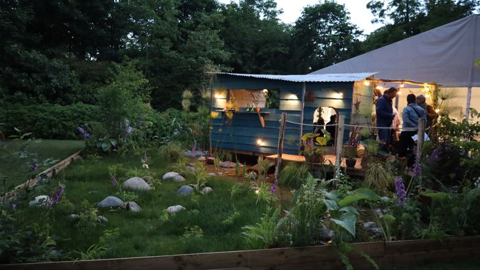 Une belle ambiance à la tombée de la nuit. Ici, le « Traverser le Ruisseau », du Maître Jardinier Antoine de Lavalette.