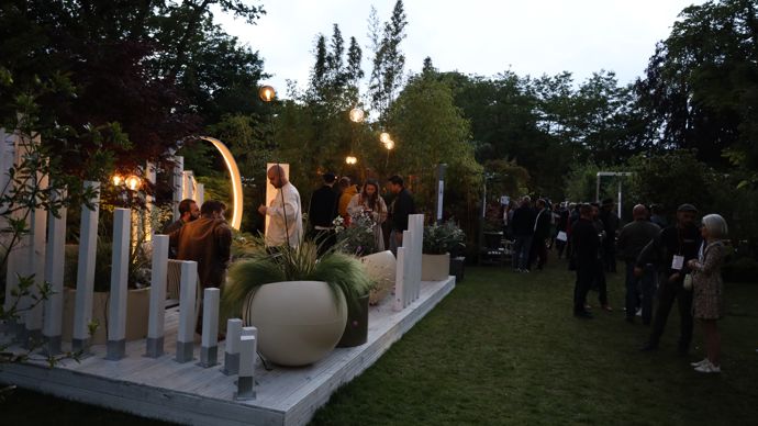 Une belle ambiance à la tombée de la nuit. Ici, le « Jardin de Lune », de Captain Vegetal.