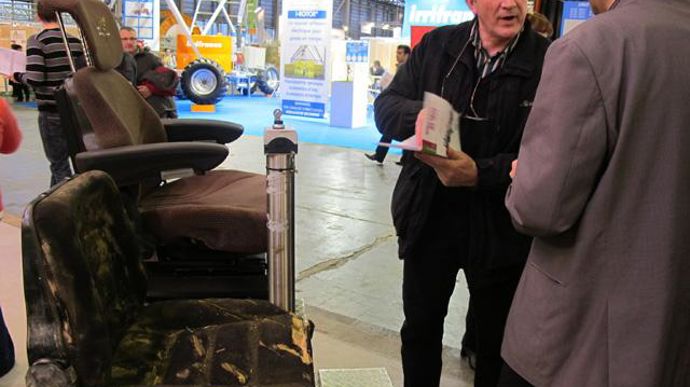 03. « Vibrator » permet de tester les différentes vibrations sur deux sièges de tracteur, l'un classique, ancienne version et déjà bien usé, le second plus « moderne » équipé de toutes les possibilités de réglages, notamment en fonction du poids et de la taille du chauffeur, et de l'inclinaison souhaitée.