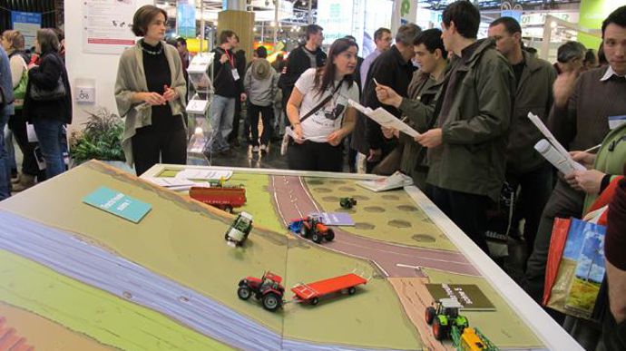 06. « Tracto'route » : à partir d'une maquette, il faut circuler sur la route en toute sécurité avec son matériel agricole. Un quizz « circulation des engins agricoles » est toujours en ligne sur www.msa.fr (rubrique santé-sécurité au travail).