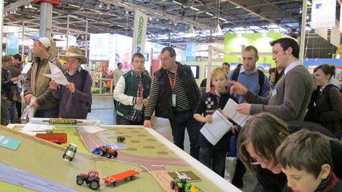 07. « Tracto'route » : à partir d'une maquette, il faut circuler sur la route en toute sécurité avec son matériel agricole. Un quizz « circulation des engins agricoles » est toujours en ligne sur www.msa.fr (rubrique santé-sécurité au travail).