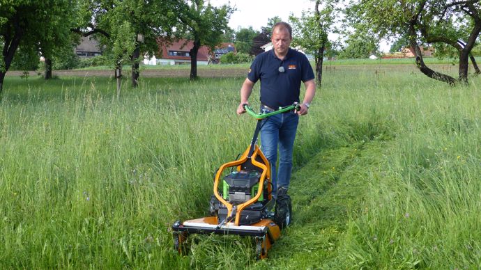 Les tondeuses-débroussailleuses permettent d'entretenir des terrains avec une herbe haute et dense jusqu'à 80 cm comme ici sur les photos (un très gros orage s'était produit quelques heures plus tôt). Le moteur électrique et les batteries permettent aussi le travail en pente.