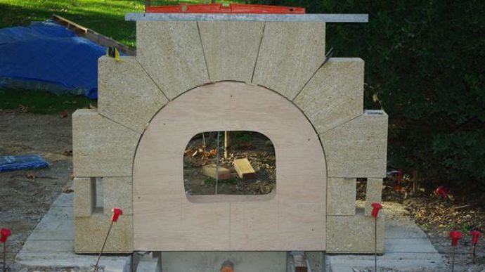 02. La voûte romaine du bassin est presque finie. L'ensemble évoque une source au pied de la vieille ville d'Uzès, source dont l'eau était régulée jusqu'à Nîmes via le célèbre Pont du Gard.
©Art des jardins.
