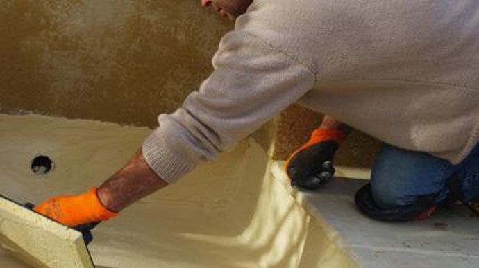 03. J'applique un enduit étanche sur les parois du bassin.
©Art des jardins.