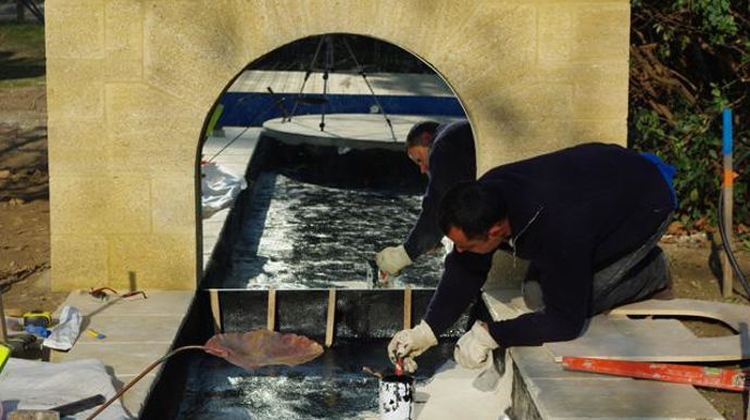 04. Après un long séchage de l'enduit, j'applique une peinture polyuréthane noire pour créer un effet miroir après la mise en eau.
©Art des jardins.