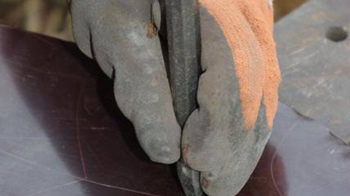 05. Je prépare et découpe des feuilles de nénuphars en cuivre.
©Art des jardins.