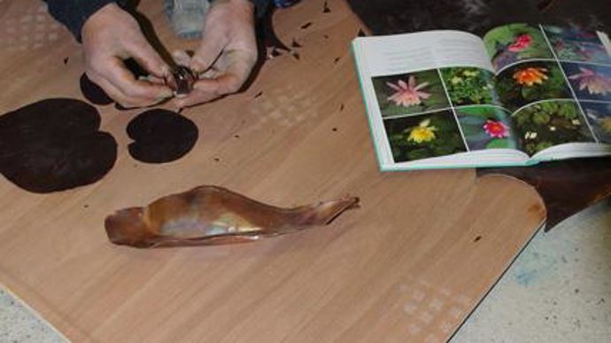 06. Les feuilles de nénuphars en cuivre sont réalisées à la main, en prenant modèle sur un livre.
©Art des jardins.