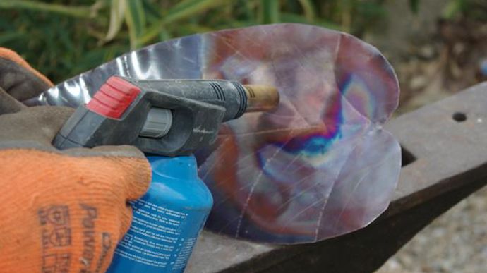 07. Je pointe les nervures et chauffe pour provoquer un effet couleur d'automne.
©Art des jardins.