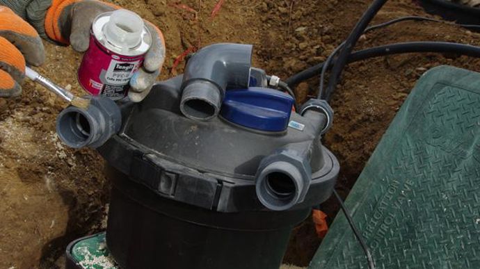 09. Je colle des pièces en PVC pour les branchements hydrauliques du système de filtration du bassin.
©Art des jardins.