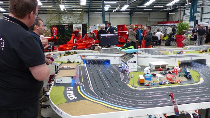 Installée dans la métropole du Mans, l'entreprise vibre avec le circuit et la passion du sport, pas seulement mécanique aussi le ballon rond.