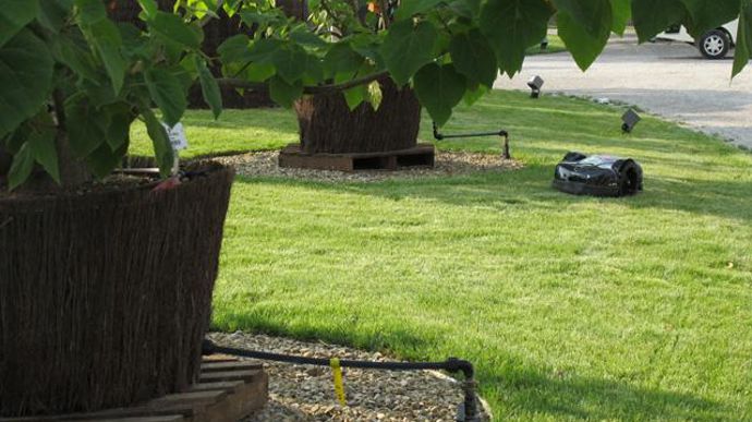 © V. Vidril ... Jusqu'à la pelouse entretenue par de discrets petits robots. © V. Vidril