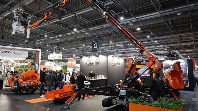 Le stand de la marque Cormidi qui construit sa réputation avec ses mini-dumpers (dont l'un électrique) dotés d'un riche catalogue d'outils.