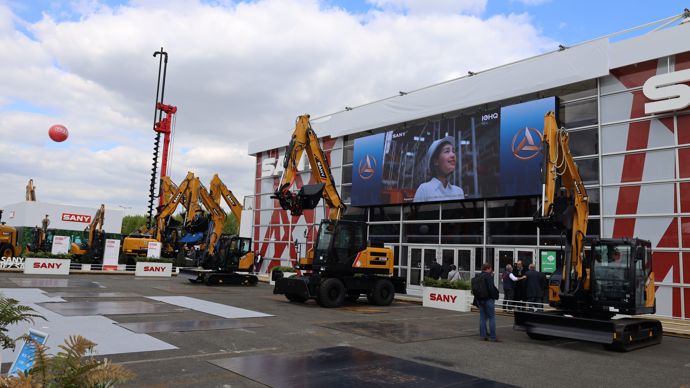 Le grand stand de Sany sur l'espace extérieur de démonstration du salon.