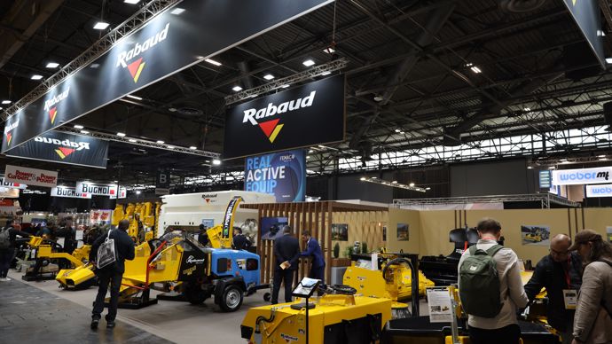 A côté de Bugnot, la marque Rabaud faisait également bonne figure avec ses produits de manutention (pinces), broyeurs sur pelles ou matériels d'espaces verts.