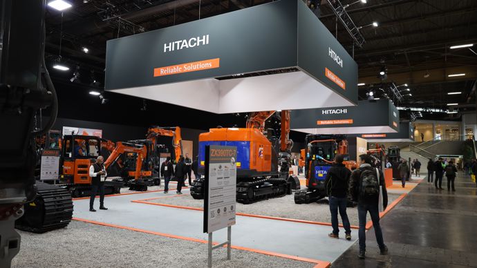 Le stand du constructeur Hitachi présentait de nouvelles et lourdes pelles électriques.