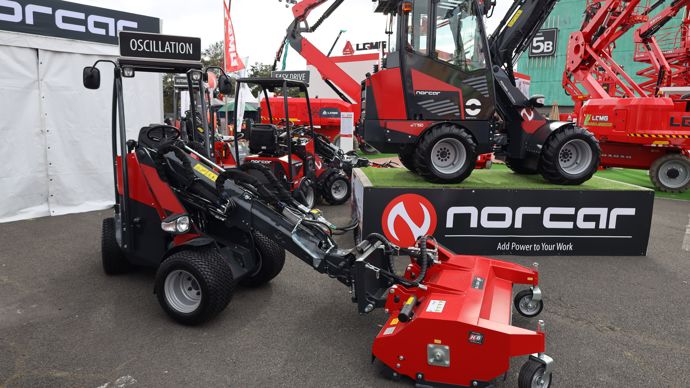 Découverte de Norcar, marque finlandaise qui veut se faire connaître sur le marché Français avec une offre de mini-chargeuses et d'outils adaptés notamment aux espaces verts.