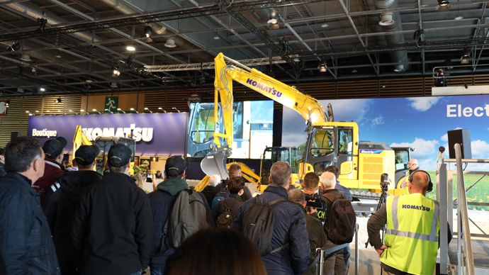 Une zone de démo réservée à la gamme des minipelles et pelles électriques sur le stand de Komatsu.