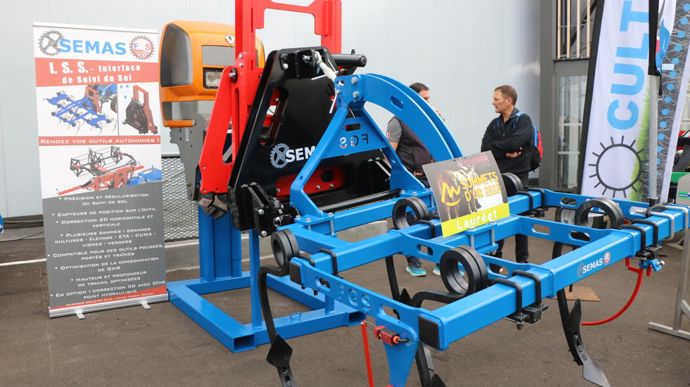 Semas dévoile une interface pour l’automatisation des réglages de l’outil porté. Cette interface sépare le tracteur de son équipement. Grâce à des capteurs de position placés sur l’outil, elle le repositionne en contrôlant son inclinaison, sa profondeur de travail ainsi que son aplomb si le tracteur est équipé d’un troisième point hydraulique.