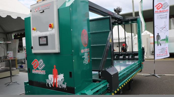 Albouy reprend les droits de production de la pailleuse suspendue sur rail de GEA. Cette dernière embarque son énergie dans ses batteries pour se passer de câbles d’alimentation le long du rail. Elle peut recevoir des bottes de 3 mètres de longueur, 1,5 m de hauteur et 1,64 m de largeur.