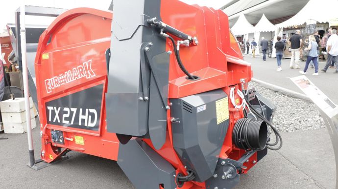 Euromark remplace les TX 27 XL par les TX27 HD. Celle-ci arbore une nouvelle porte pour accueillir des bottes de plus grandes dimensions. Elle s’accompagne d’une nouvelle cinématique. Son vérin est intégré dans le gabarit du châssis et travaille en poussée.