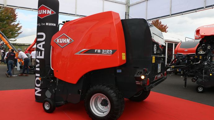Kuhn dévoile une presse à chambre fixe à 18 rouleaux. Facile à prendre en main, la maintenance est aussi réduite avec des roulements de rouleaux sans entretien.