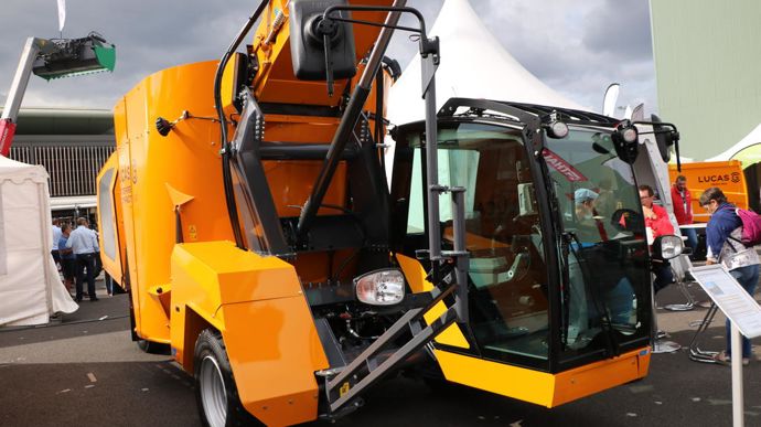 Lucas G dévoile une mélangeuse automotrice compacte. Dans sa plus petite configuration, elle affiche une capacité de 12 m³ pour 2,4 m de largeur et 2,6 mètres de hauteur. L’essieu arrière directionnel lui confère une bonne maniabilité.