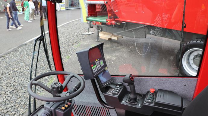 RMH expose les cabines désormais installées sur ses automotrices. Le regroupement des commandes et écrans sur l’accoudoir permet de dégager de la visibilité pour le chauffeur.