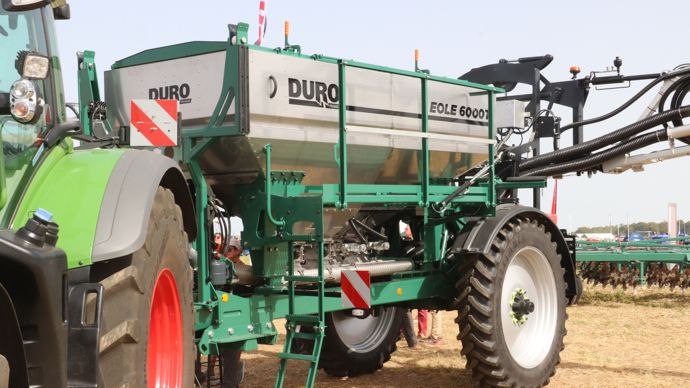 Le distributeur traîné Eole 6000 T peut avoir une contenance de 6 000 à 10 000 litres. Il peut recevoir plusieurs types d'outils à l'arrière.