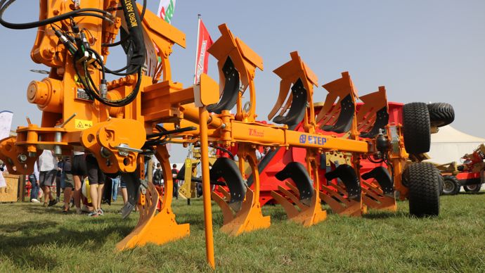 La charrue Moro Aratri dispose d’un système de deux roues de contrôle de profondeur hydraulique. Au transport, elles se juxtaposent toutes deux. La tête d’attelage se déclavette pour devenir pivotante. La charrue se comporte ainsi comme un outil traîné.