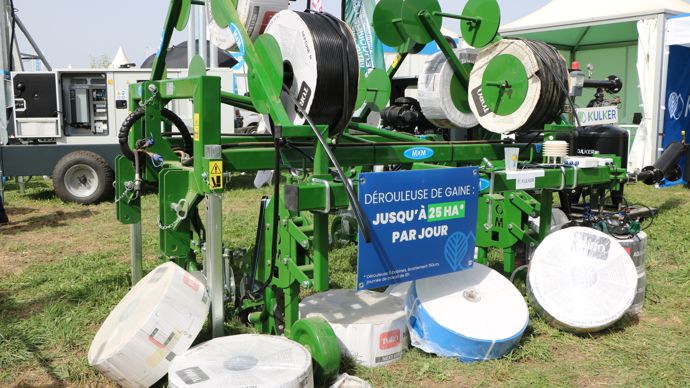 La dérouleuse-enrouleuse Kulker est prévue pour enfouir cinq tuyaux de goutte à goutte en même temps. Ceux-ci sont placés à 10 cm de profondeur et espacés de 1,50 m. D’après le constructeur, le rendement moyen de la machine est de 25 hectares par jour.