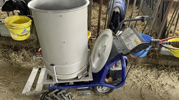 Le mixeur de 100 litres est installé directement sur le chariot électrique de la brouette.